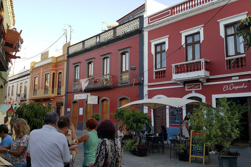 Vista de la calle y fachada principal