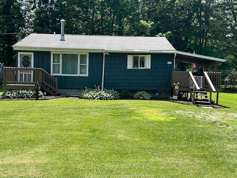 Big Dog Cottage - Cozy NonSmoking and Dog Friendly