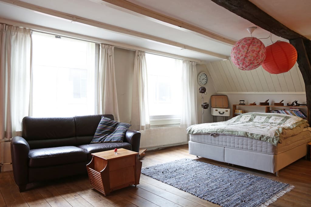 Private Room voor 2 op de 1e etage met eettafel, ruim masterbed, luie bank en tv, radio en Netflix.