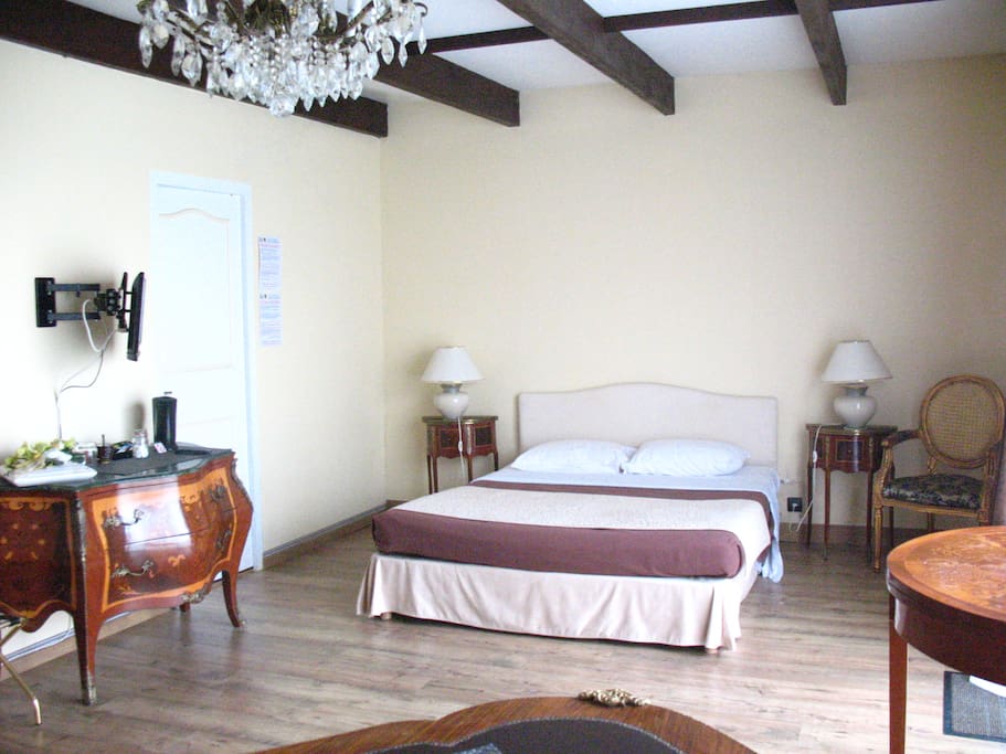 Chambre de 28m² avec un grand lit de 160cmx200cm