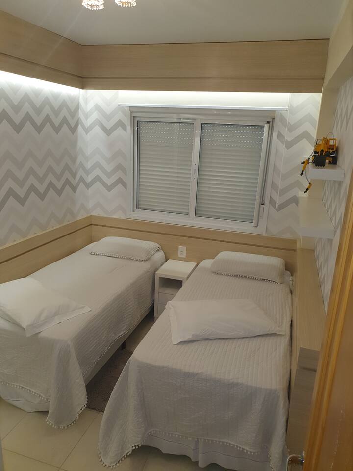 Schlafzimmer mit Bettwäsche und einer Decke .