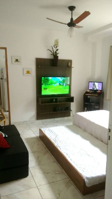 Stúdio com guarda roupa
Bi-cama, sofá cama, Smart TV
e computador