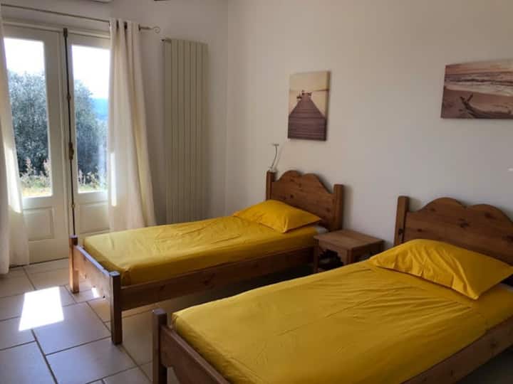 غرفة نوم 3
أسرّة مزدوجة/ حمام داخلي مشترك مع غرفة نوم 2.