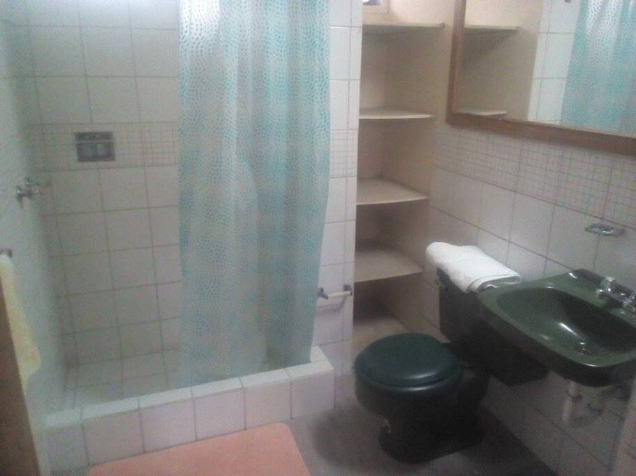 BAÑO PRIVADO, AGUA CALIENTE PERMANENTE