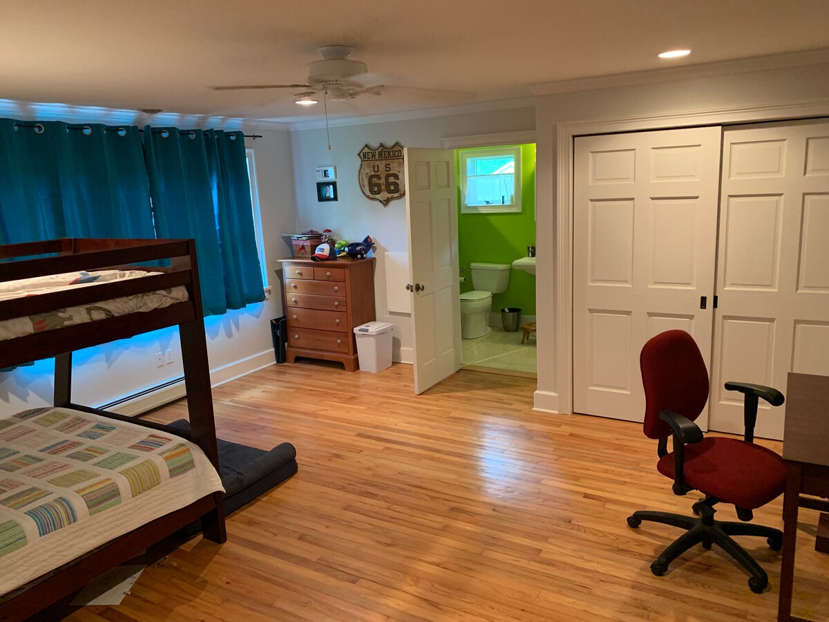 Beneden mastersuite zijn stapelbedden verwisseld voor kingsize bed.