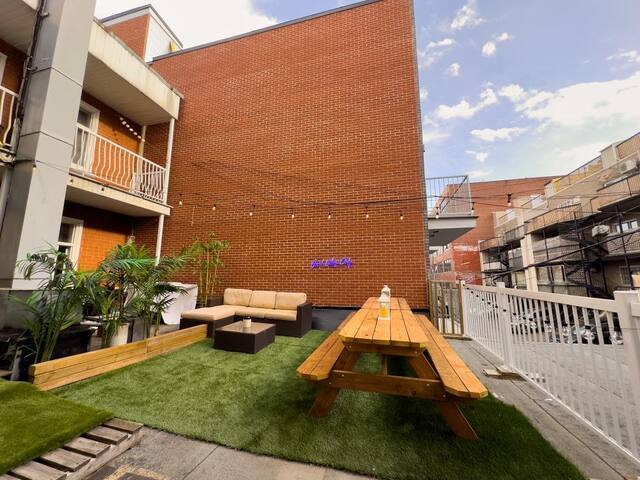 Huge & Stylish 10 Bedroom w/Patio! – Sleeps 30! gallery image 3