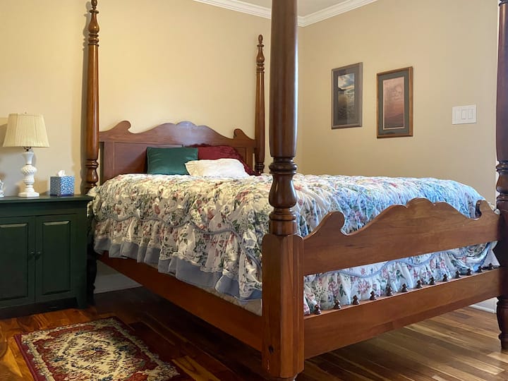 Главна спална соба; брачен кревет (широк 150-179 см)