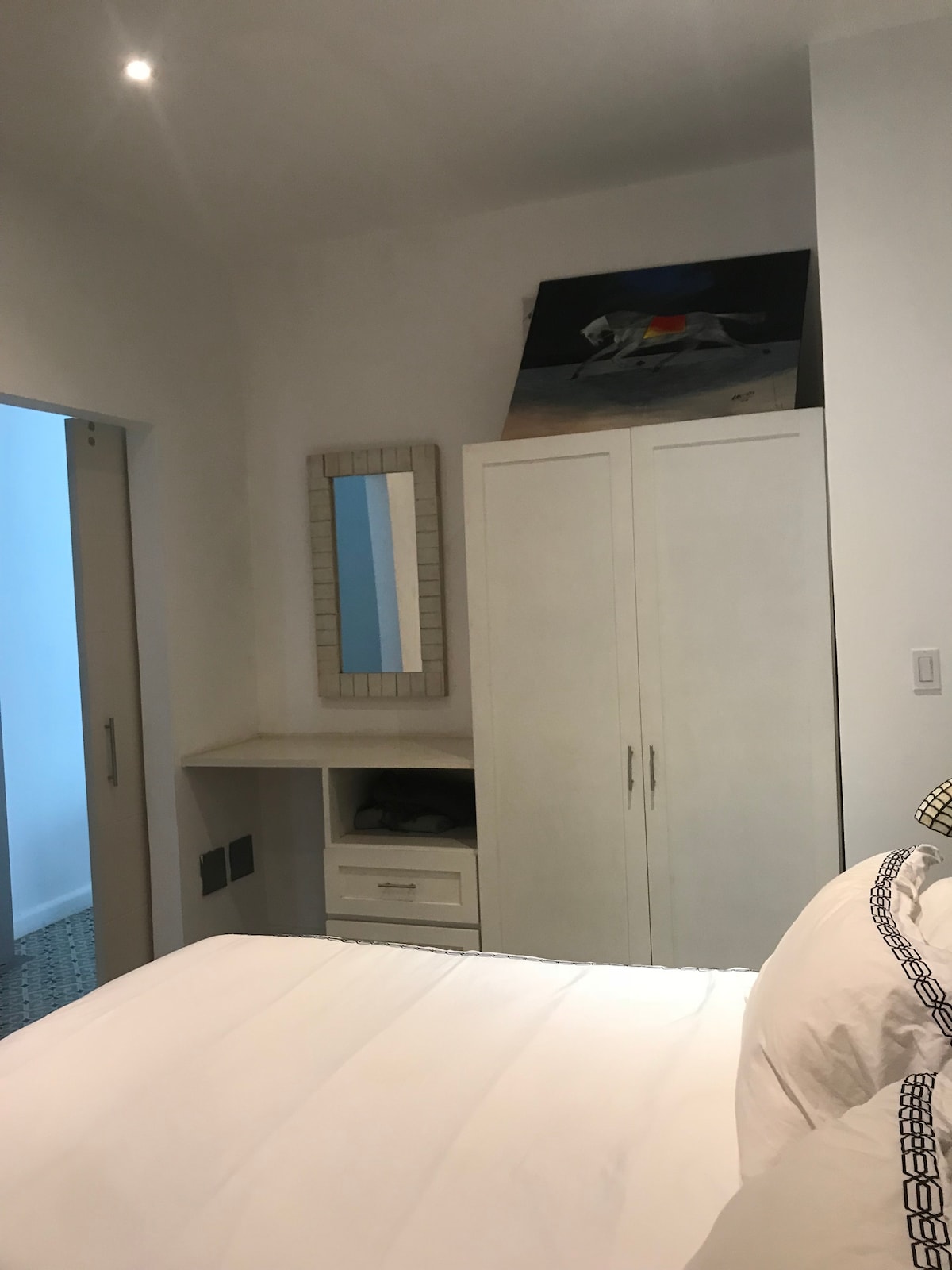 geräumiges Schlafzimmer mit Make-up-Bereich im Zimmer oder als Büroposition