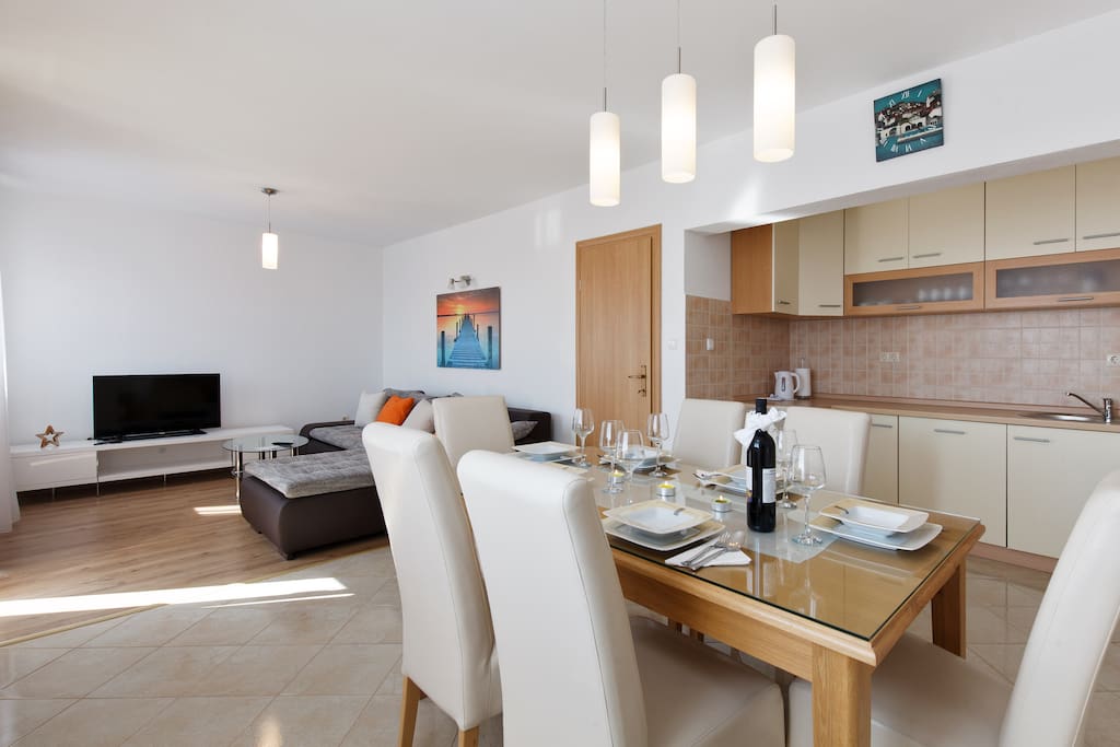 Kitchen/dining and living area