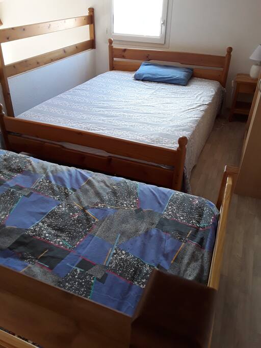 A l'étage, une mezzanine avec un lit 2 personnes, un lit simple et une armoire de rangement...