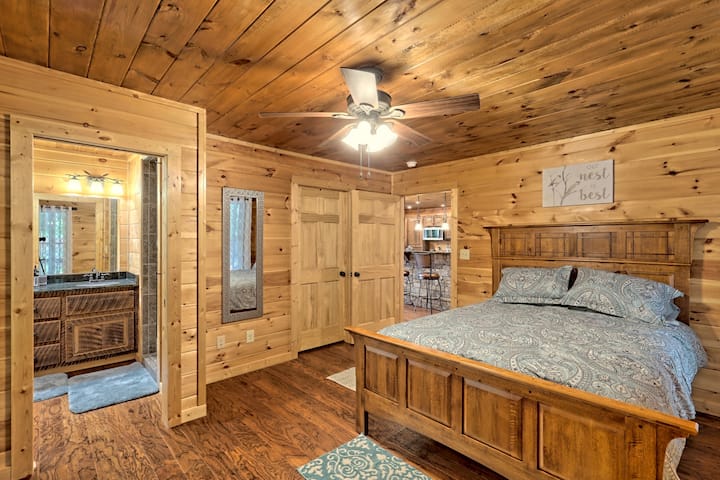 Chambre au rez-de-chaussée avec lit queen size et salle de bains privée avec grande douche.