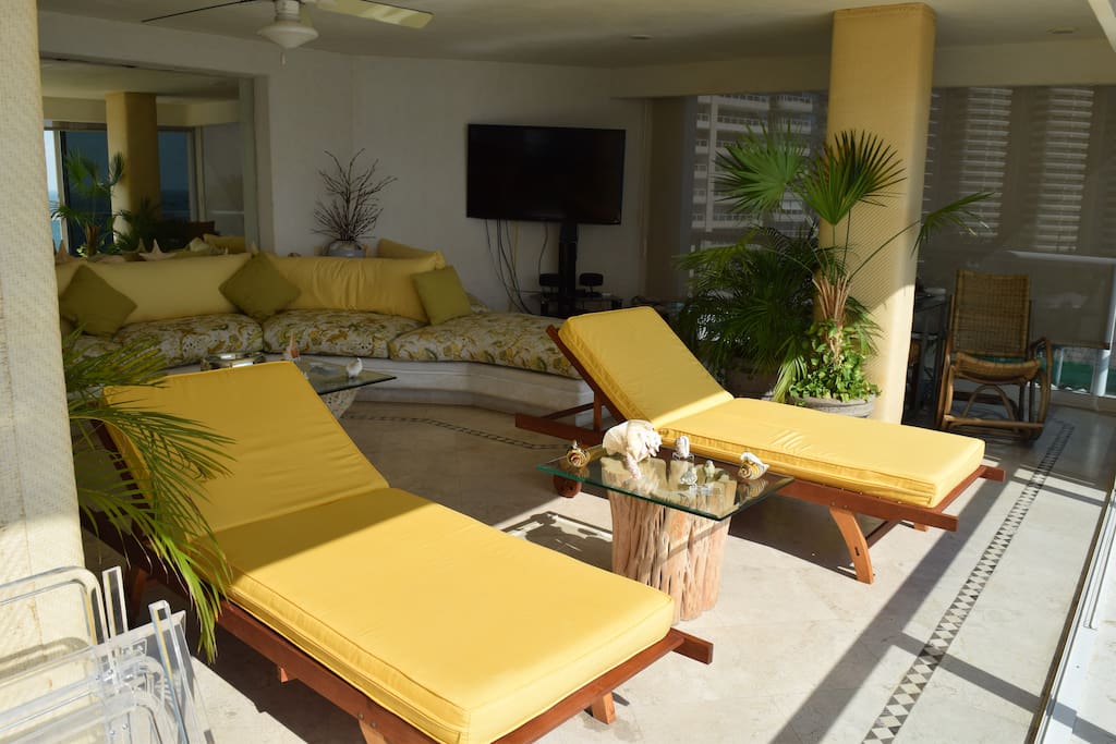 Sala del departamento, se extiende con el balcón donde pueden tomar cómodamente el sol.