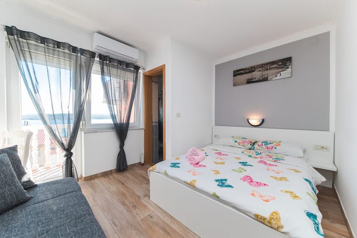 Hii ni mojawapo ya vyumba vyetu vya watu wawili kwenye Guest House Berto.
Kila chumba kimetangazwa kando.
Tafadhali weka nafasi ya chumba hiki kupitia tangazo:
"Nyumba ya Wageni ya Berto – Chumba cha Watu Wawili namba 4 chenye Mwonekano wa Bahari."