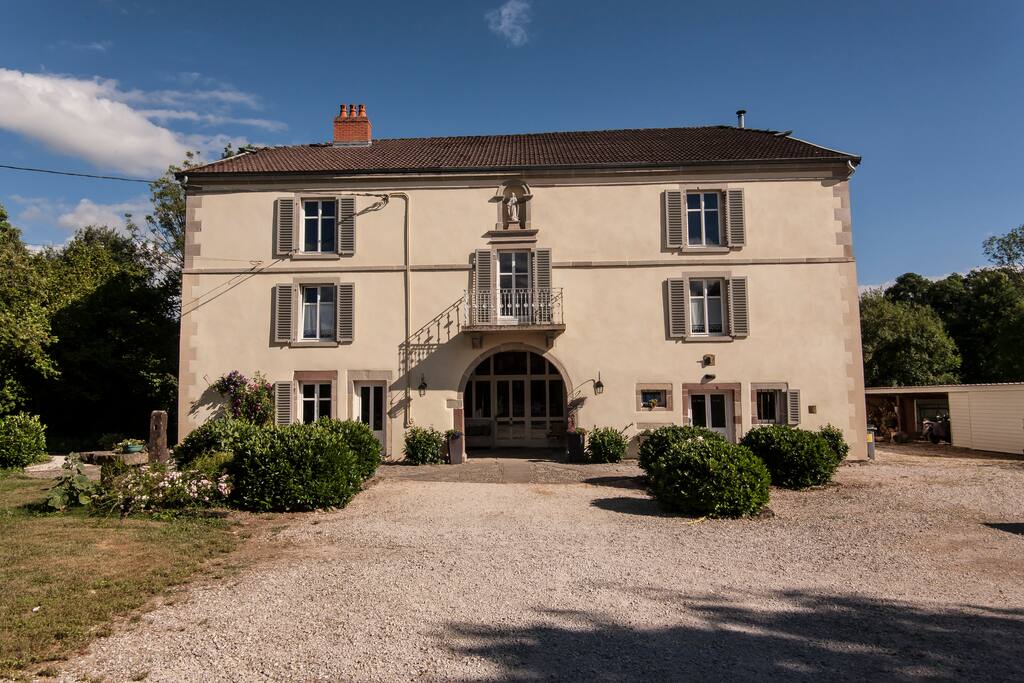 La Maison au Vert, Hof mit Parkplätzen