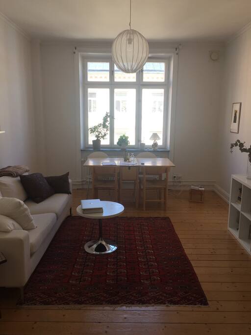 Vardagsrum med fönster mot gatan