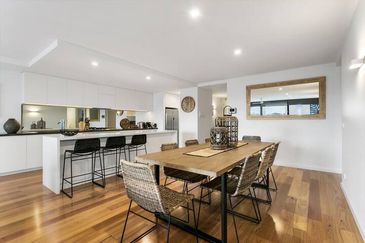 Collins Q1 Luxury Apartment, Heart of Sorrento gallery image 3