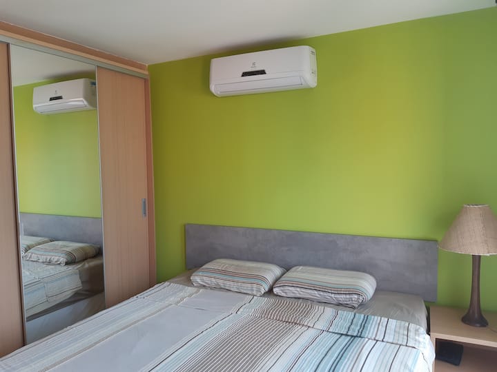 Dormitorio - suite 1, con baño privado y terraza. 
Cama tamaño queen.
Quarto (suite) 1. Con baño y terraza.