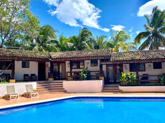 Tropical getaway walk to beach, restaurants, shops