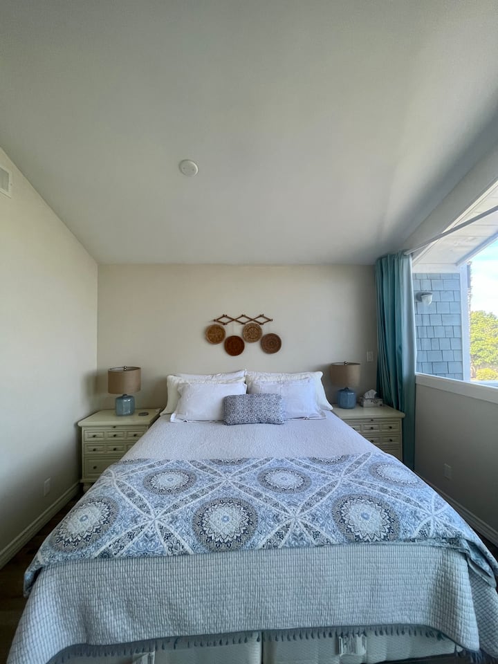 Spálňa č.3 je veľmi veľká a zahŕňa dvere do práčovne a zadnú verandu.