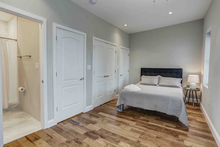 主卧配有独立卫生间，配有标准双人床、吊扇、大衣橱和晾衣架。 