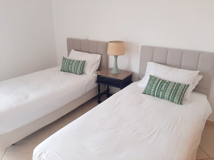 Dormitorio 2 con puerta corrediza de acceso al balcón.