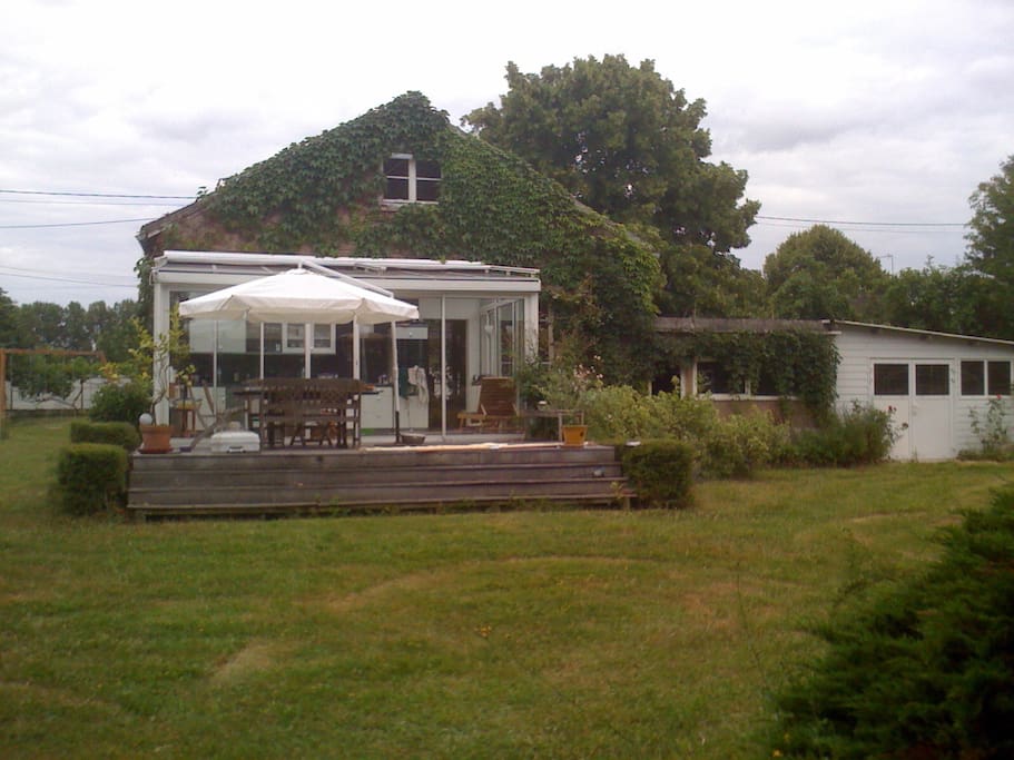 Véranda cuisine, terrasse chanbre à l'étage dépendances