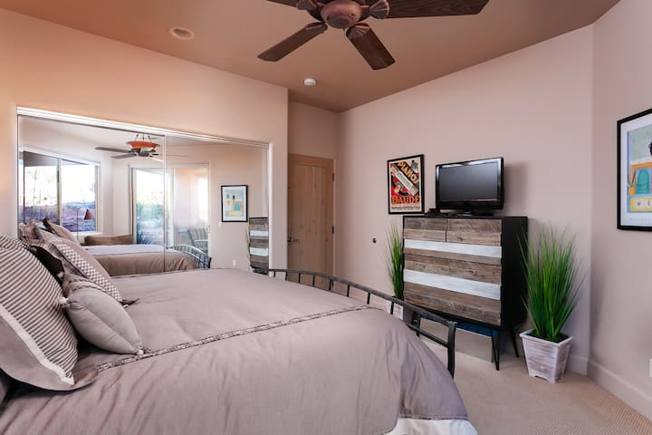 Apartman za goste s TV-om ravnog ekrana.