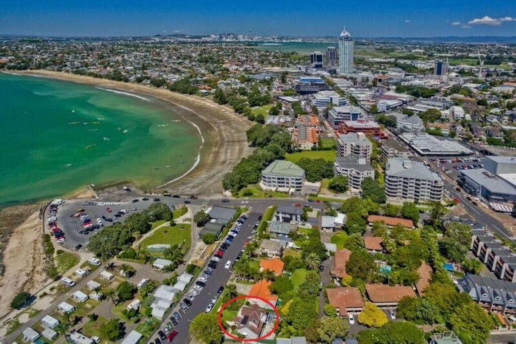 The cottage in relation to Takapuna Beach