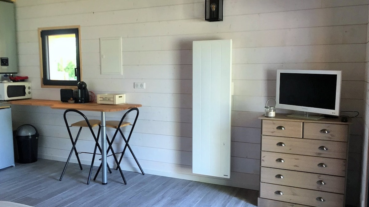 Popular Airbnb listing: La Cabane de L'île in Arès