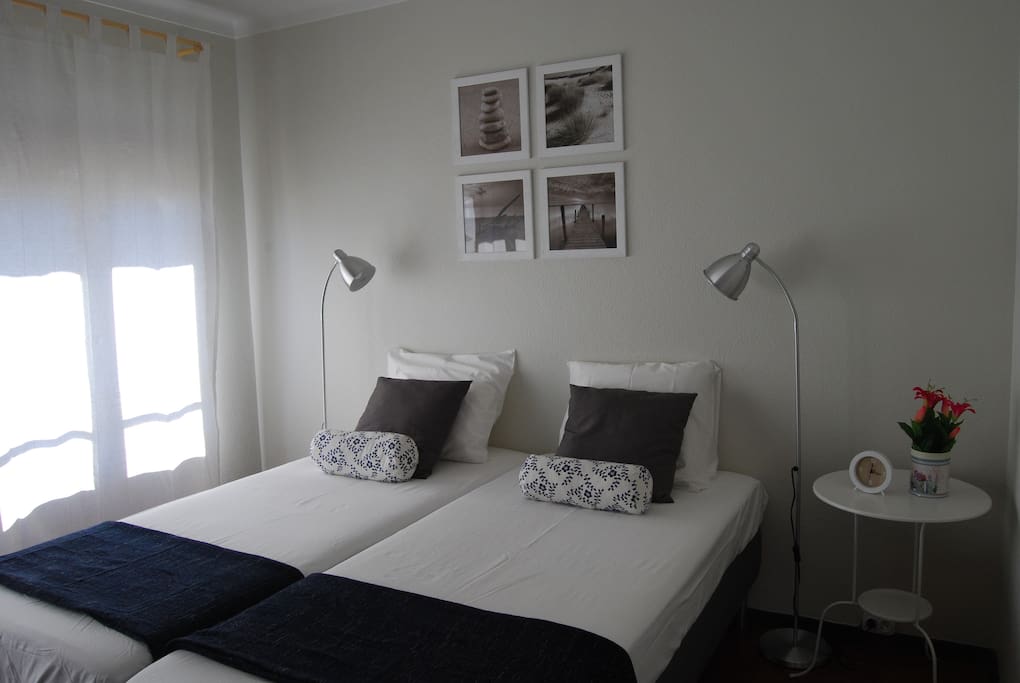 Bedroom 2 beds+closet (1/2)