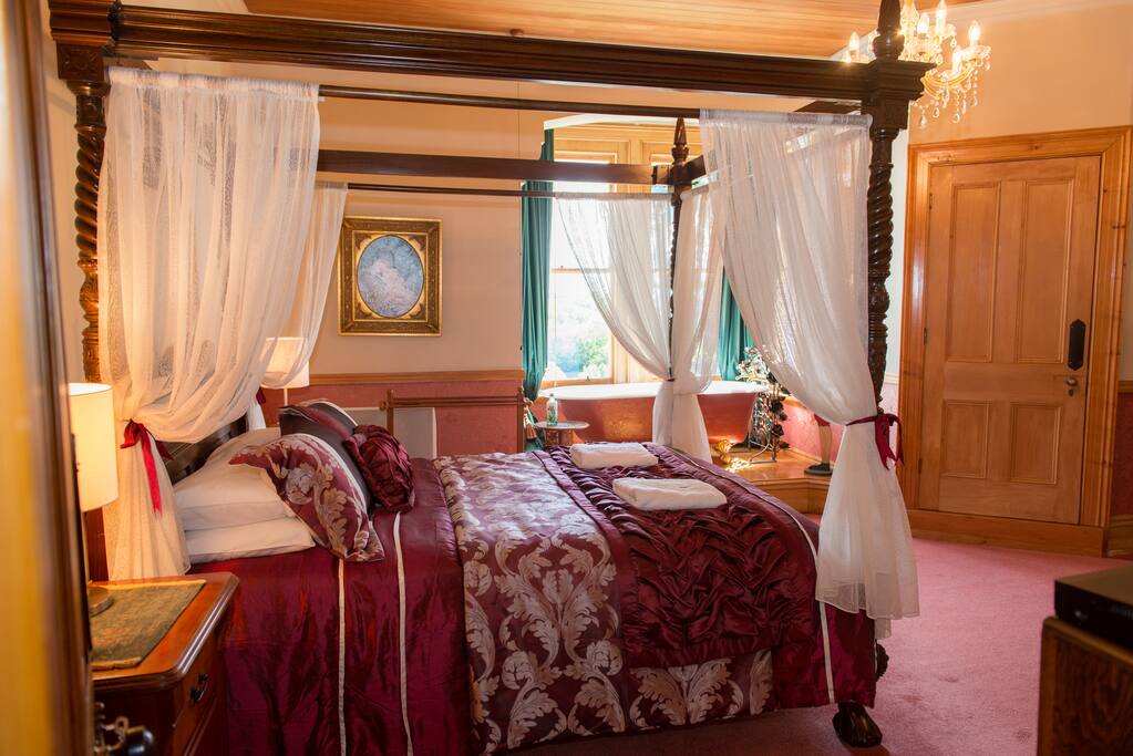 Private ensuite & antique clawfoot bath