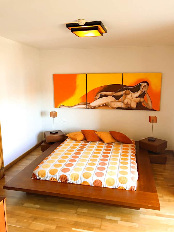 Მთავარი საძინებელი ცალკე სააბაზანოთი / საძინებელი 1 ორადგილიანი საწოლით და ცალკე სააბაზანოთი.