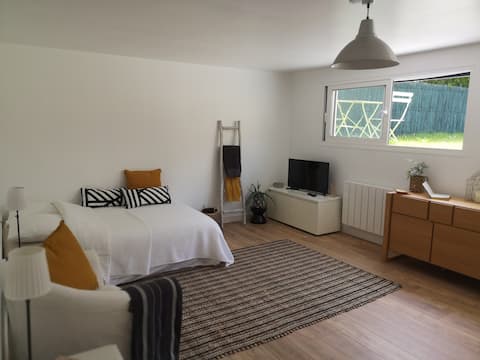 Charming quiet studio 27 m2 2 min from tram 6!