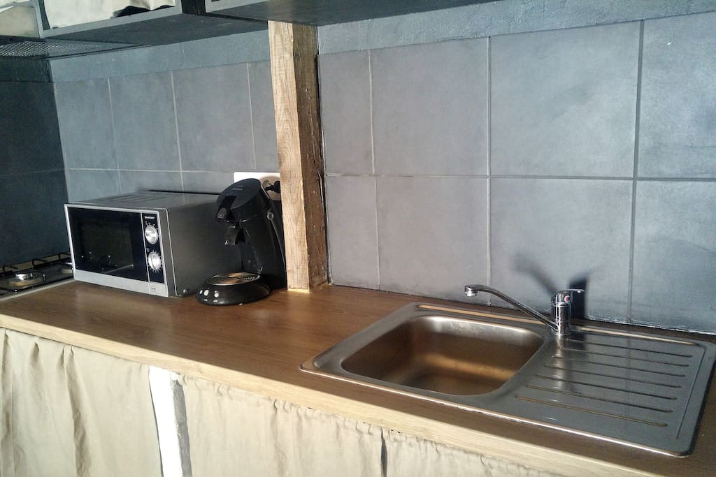 Cuisine avec micro-ondes, four et cafetière
