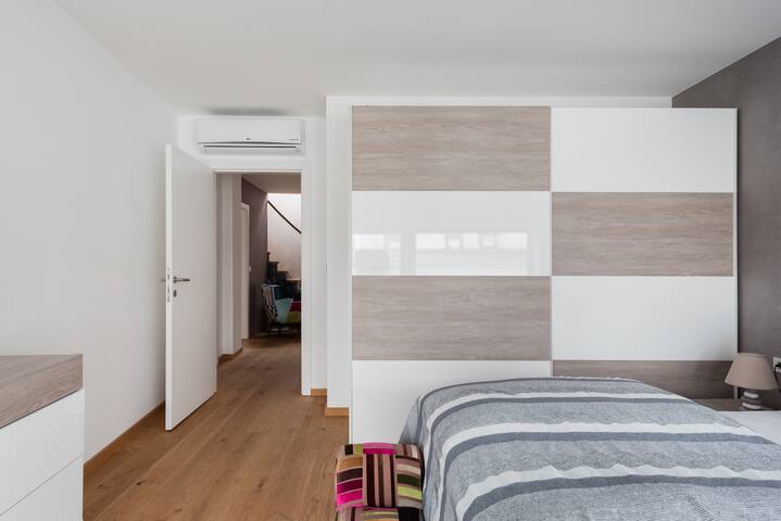 Wattgasse Penthouse with Panoramic Skyline Views gallery image 5