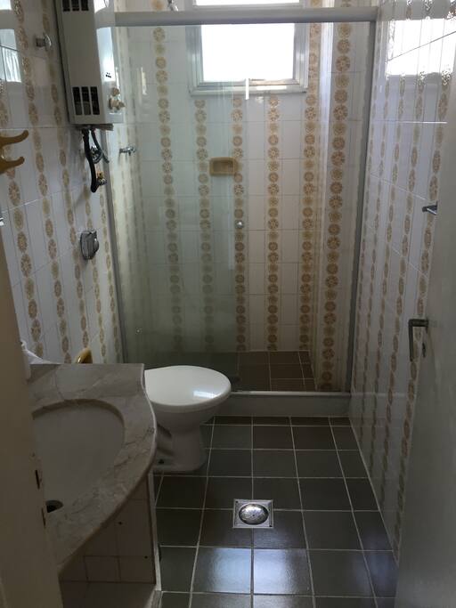 BANHEIRO / BATHROOM