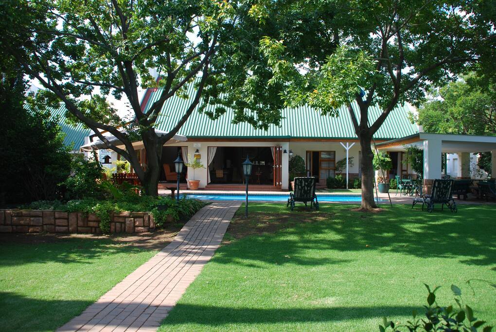 Sunninghill Guest Lodge Bed and breakfasts for Rent in Sandton, Gauteng, South Africa