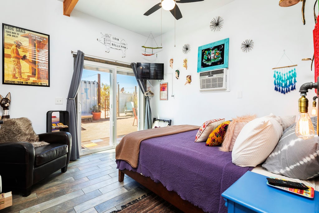 Прекрасна гледка от спалнята към самостоятелния вътрешен двор на открито.