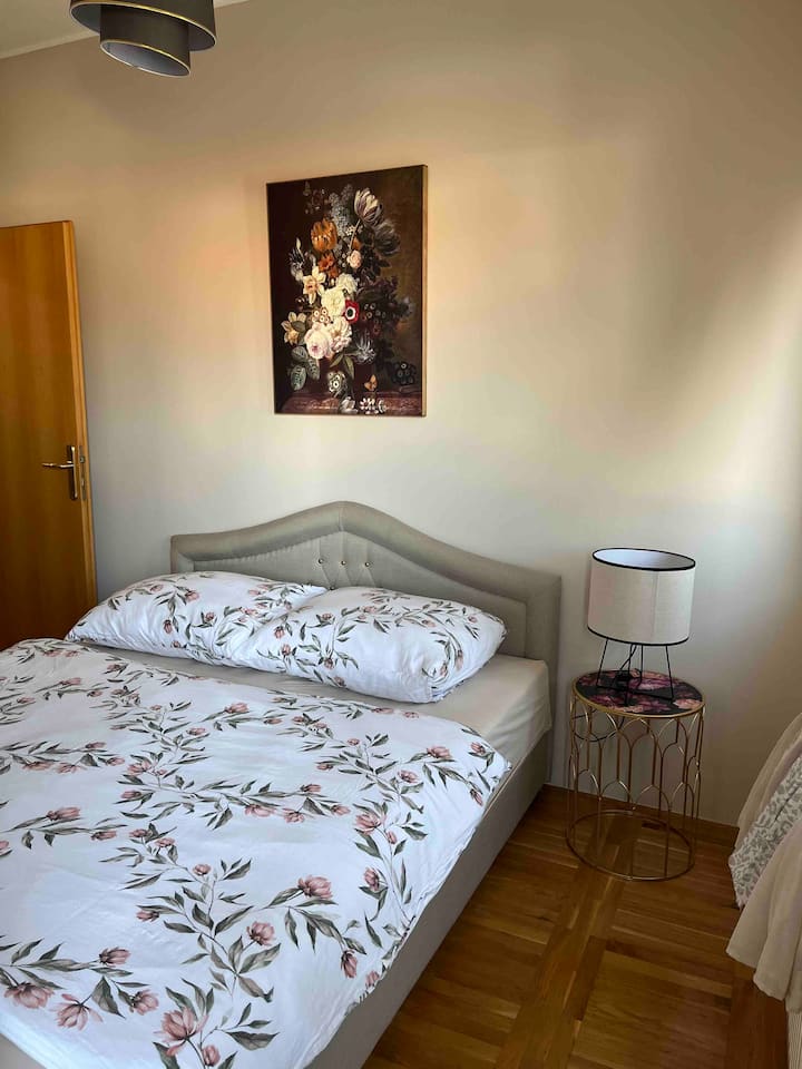 ห้องนอนที่สองมีเตียงคู่ขนาด 160x200 สำหรับสองคนพร้อมเครื่องนอนและผ้าห่ม