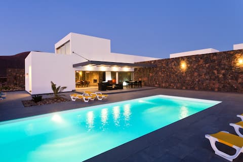 Kinegua. Luxury Villa. 6 bedrooms. 12 pax. Wifi