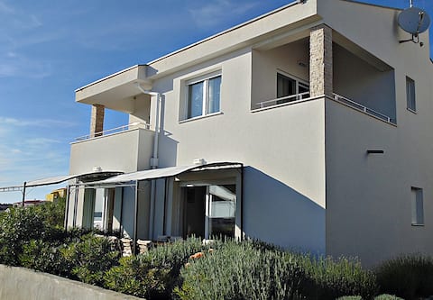 Holiday house near the sea - free EV charging