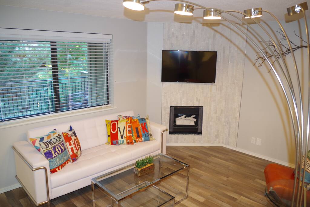 Living room with 43" Roku TV and gas fireplace