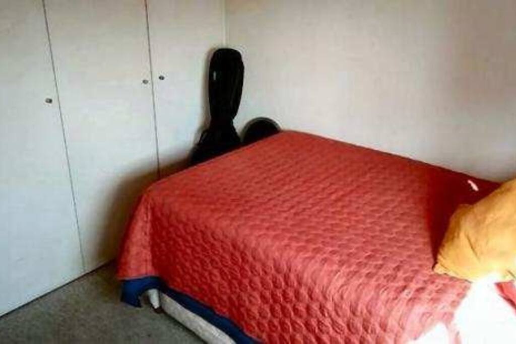 Cama nido, Amplio y acogedor dormitorio, puerta con llave, closet disponible y con baño en frente.