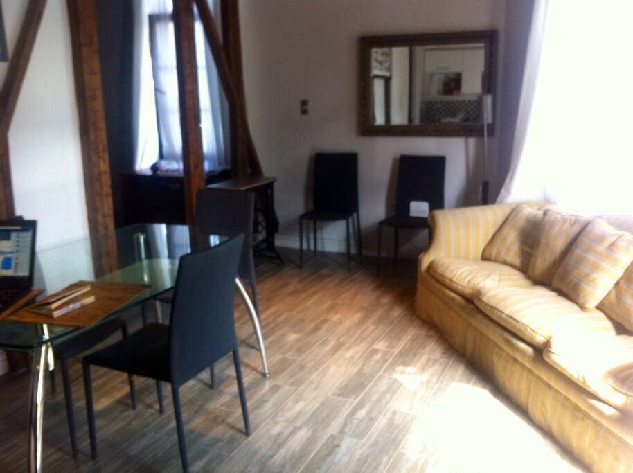 Living comedor con mucha luz y acceso a wifi.