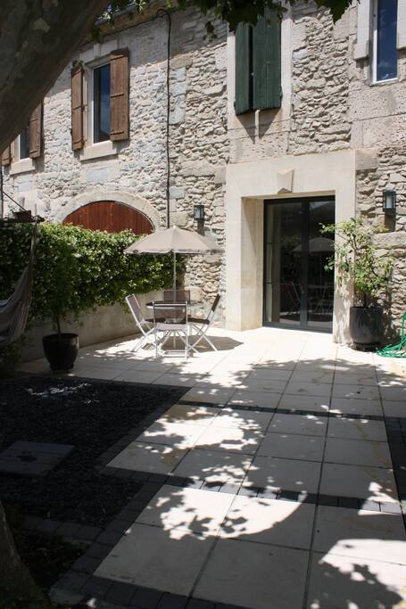 Belle terrasse de 50m2 avec un platane centenaire