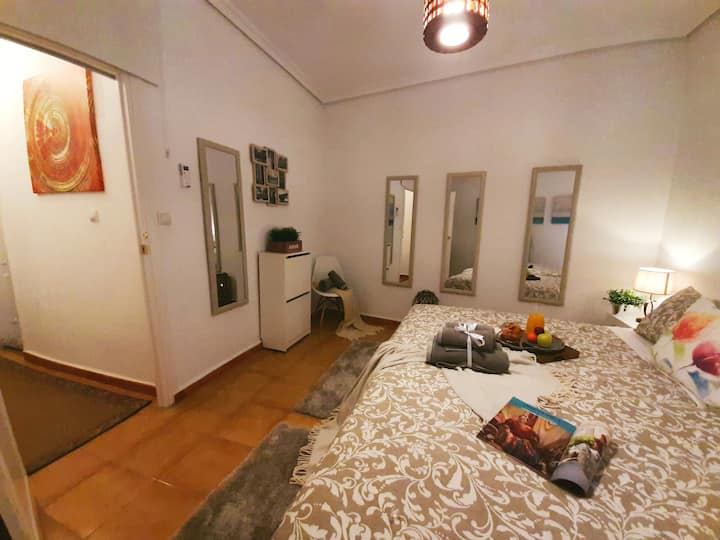 chumba kikubwa sana chenye kitanda maradufu cha sentimita 150x200. Mfumo wa kupasha joto baridi.