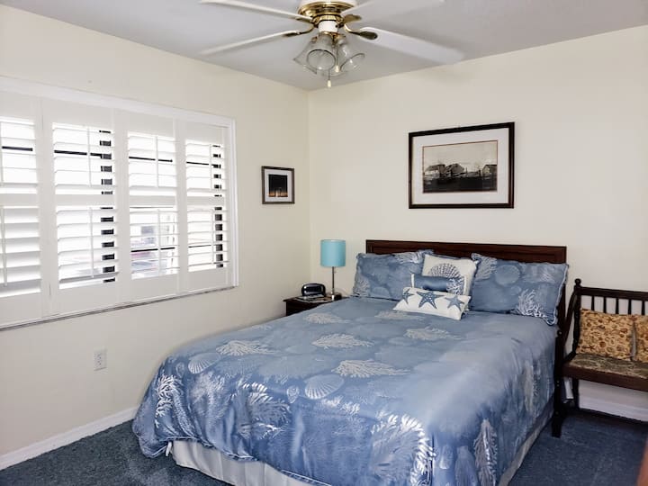 2号卧室配备标准双人床和带大淋浴间的套内卫生间。