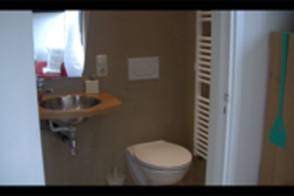 eigen badkamer met douche en toilet