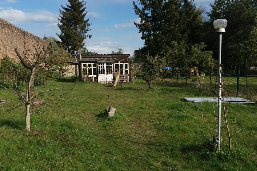 Ganz hinten im Garten Euer Häuschen