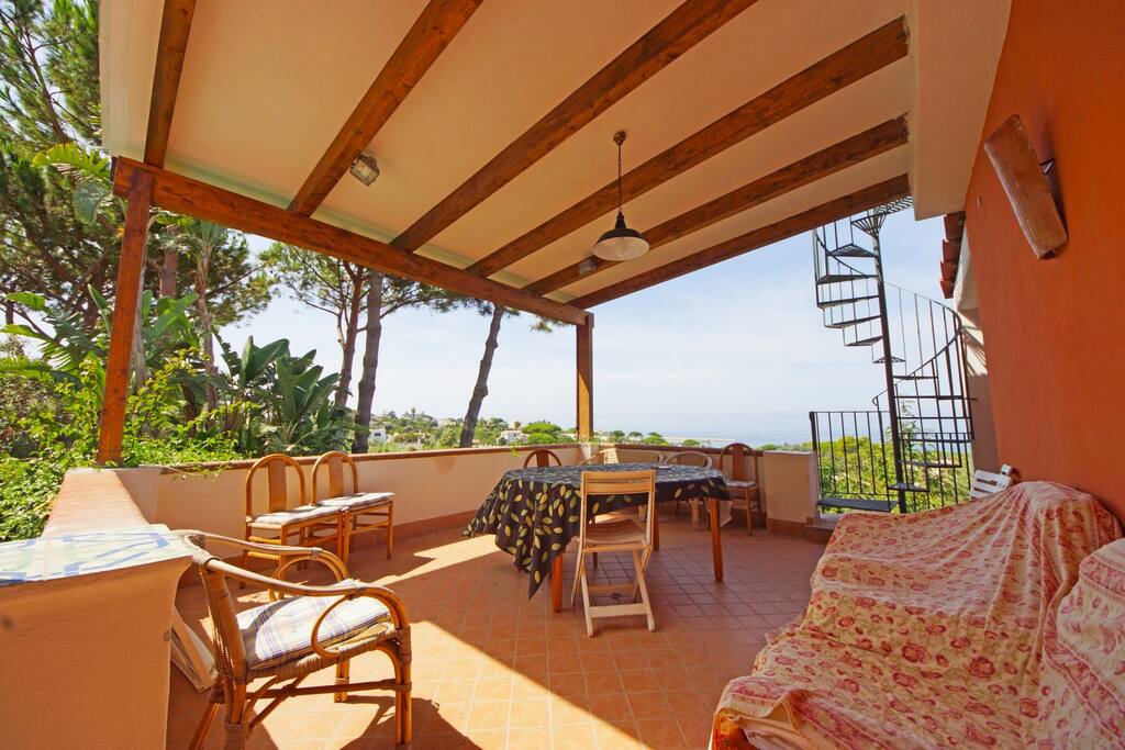 terrazzo a livello panoramico, attrezzato con patio e barbecue